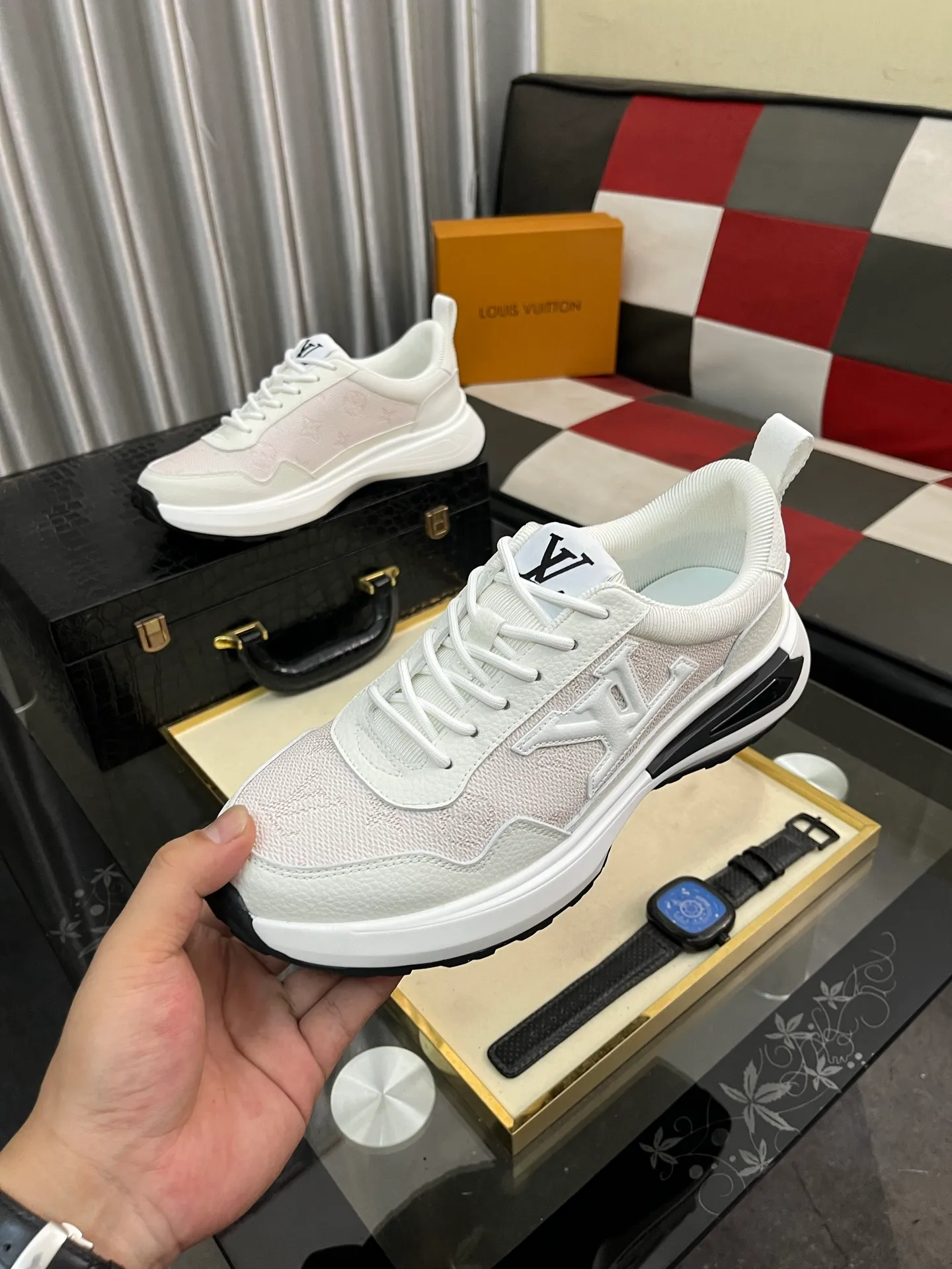 Men's shoes 💰458⌚️⌚️【LOUlS VUlTTON】Louis Vuitton ~ unique and casual style. LV counter purchasing 🏃casual shoes😍😍 Men's 2022 counters are on sale simultaneously, Italian imported brands select first-layer Italian cowhide. 🐑Sheepskin lining (refuses to discolor and rub feet) Sole: Original sole specially provided by the original factory 🎬Better in kind Size number: 38-443️⃣Colors available